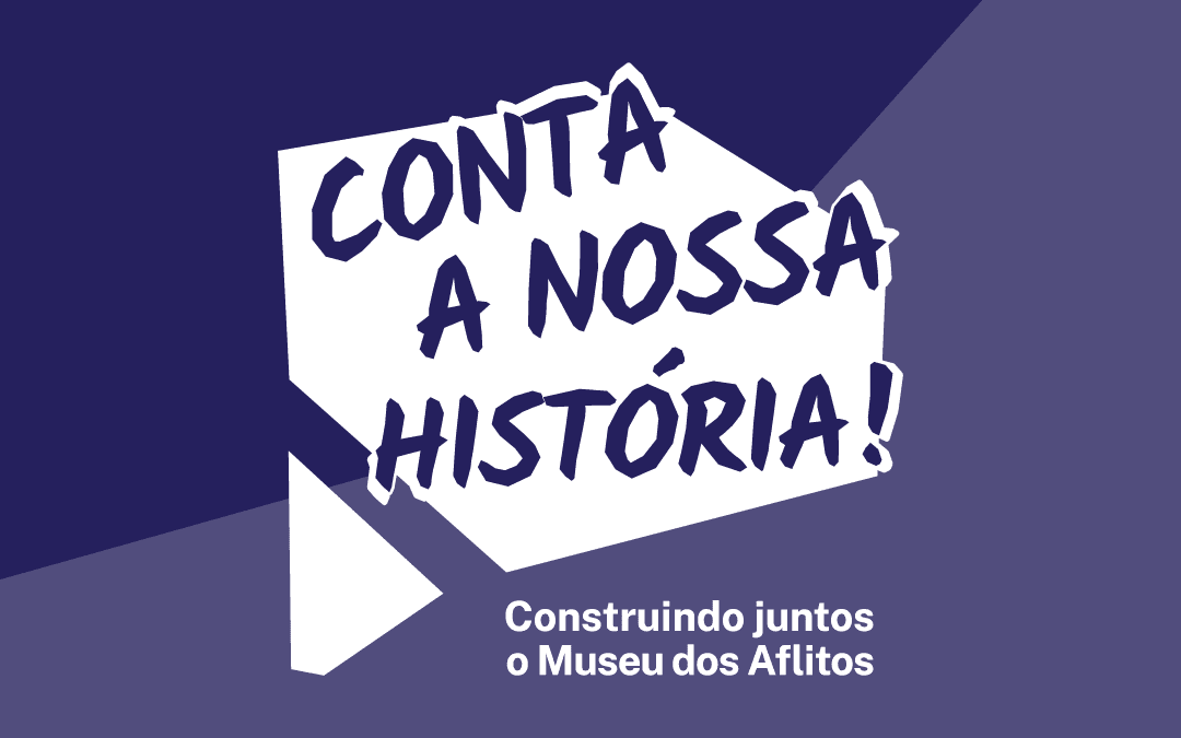 Card digital com design moderno sobre um fundo em dois tons de azul. No centro, uma forma geométrica branca estilizada que lembra um balão de fala ou um papel dobrado contém o texto em letras garrafais azuis: 'CONTA A NOSSA HISTÓRIA!'. Abaixo, em letras menores e cor branca, lê-se a frase: 'Construindo juntos o Museu dos Aflitos'.